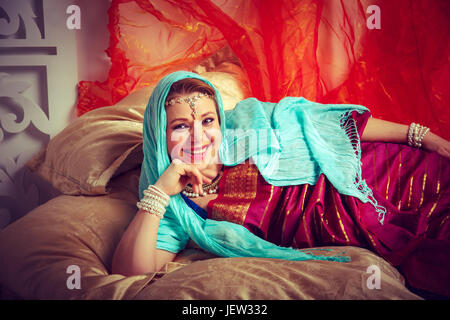 Belle fille enceinte en vêtements traditionnels indiens. Saveur orientale. Studio shot. Banque D'Images