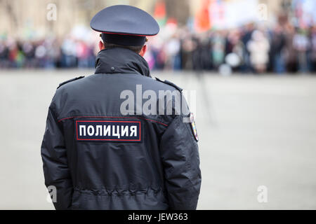 Policier russe se trouve en face de l'agent public avec inscription sur la veste uniforme de police, la Russie, copy space Banque D'Images