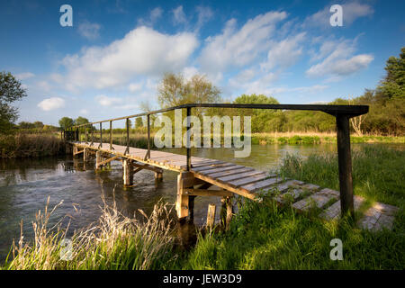 Passerelle pour les pêcheurs de l'autre côté de la rivière à Itchen Brambridge dans Hampshire Banque D'Images