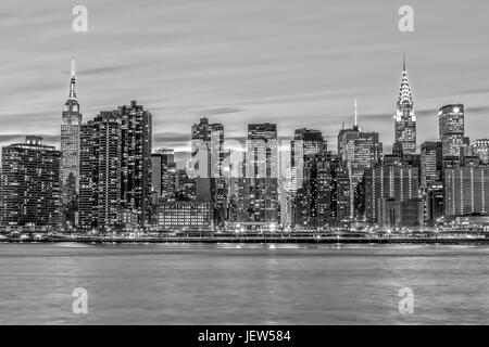 New York Skyline Gantry Plaza en noir & blanc Banque D'Images