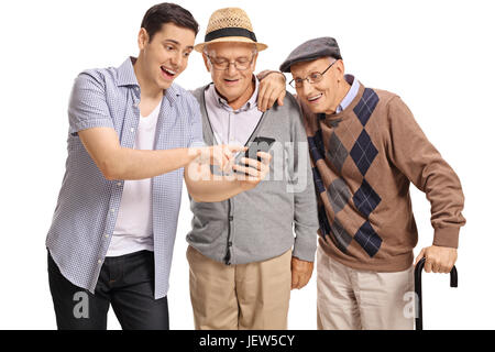 Jeune homme montrant quelque chose sur un téléphone à deux hommes âgés isolé sur fond blanc Banque D'Images