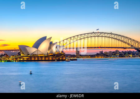 Vue sur l'Opéra de Sydney et le Harbour Bridge au coucher du soleil Banque D'Images