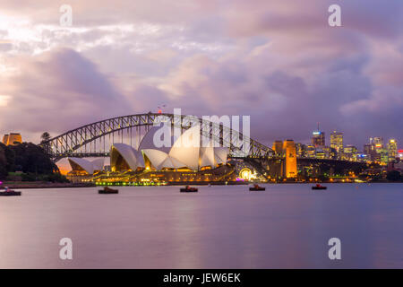 Vue sur l'opéra de Sydney et le Harbour Bridge en violet le coucher du soleil, une longue exposition Banque D'Images