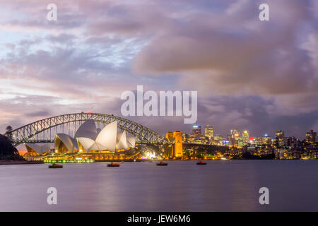 Vue sur l'opéra de Sydney et le Harbour Bridge en violet le coucher du soleil, une longue exposition Banque D'Images