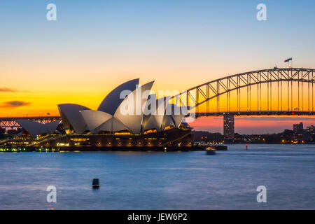 Vue sur l'Opéra de Sydney et le Harbour Bridge au coucher du soleil Banque D'Images