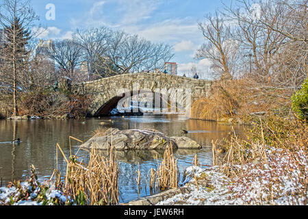 Gapstow Bridge dans Central Park à New York avec de la neige