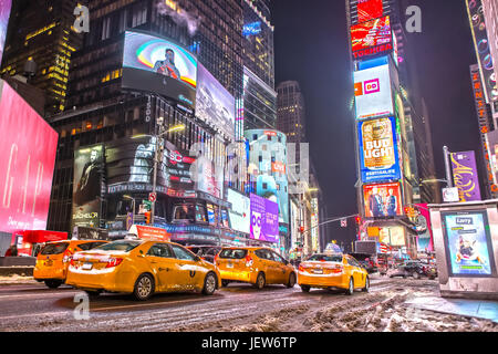 Les taxis jaunes au Times Square à New York Banque D'Images