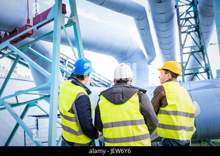 Discuter de l'entretien d'ingénieurs une usine pétrochimique. L'inspection technique. Industrie du pétrole et du gaz. Banque D'Images