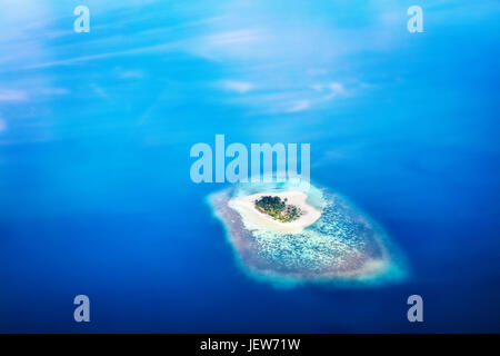 Forme de coeur island aux Maldives, océan Indien. Aearial point de vue. Banque D'Images