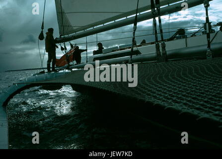 AJAXNETPHOTO -1976. SOLENT,ANGLETERRE - VUE DU PONT DE 70FT TRIMARAN Grande-bretagne III DURANT LES ESSAIS EN MER DANS LE SOLENT. PHOTO:JONATHAN EASTLAND/AJAX REF:047 Banque D'Images