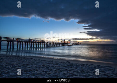 Des nuages sombres venant sur Naples Pier en Floride Banque D'Images