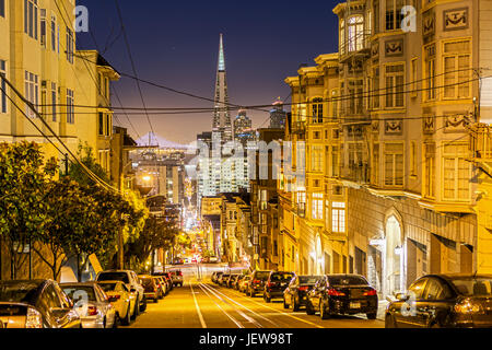 La Transamerica Pyramid San Francisco de nuit Banque D'Images