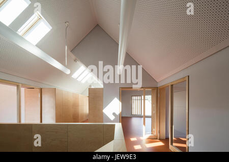 Couloir avec salles de groupe sur l'étage supérieur. La maternelle Mitte Kyritz, Kyritz, Allemagne. Architecte : kleyer koblitz letzel freivogel, 2016. Banque D'Images