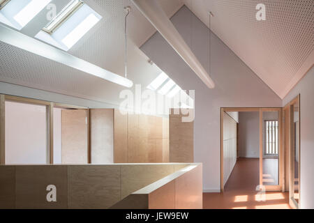 Couloir avec salles de groupe sur l'étage supérieur. La maternelle Mitte Kyritz, Kyritz, Allemagne. Architecte : kleyer koblitz letzel freivogel, 2016. Banque D'Images