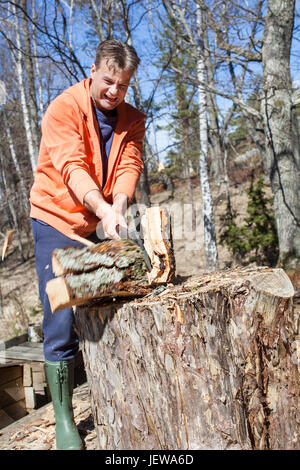 Man chopping wood Banque D'Images