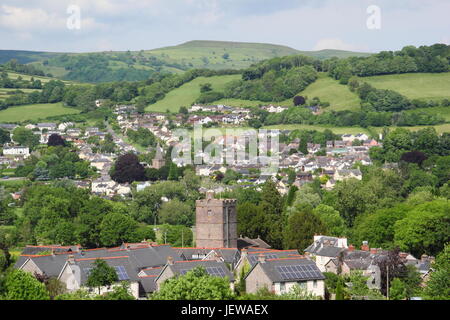 Crickhowell vu du Monmouthshire et Brecon Canal avec village personnalités liées à l'avant-plan, les Brecon Beacons, Wales, UK Banque D'Images