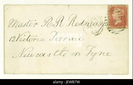 Victorien original pour enveloppe lettre postée de Londres à Newcastle on Tyne, oblitérée février 1863, avec un poste représentant red penny la reine Victoria, au Royaume-Uni. Banque D'Images