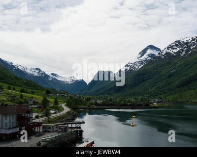 Agréable petit village situé à Olden bouche d'Oldeelva extrémité nord de la rivière vallée Oldedalen sur la rive sud Nordfjorden dans Stryn Sogn og Banque D'Images