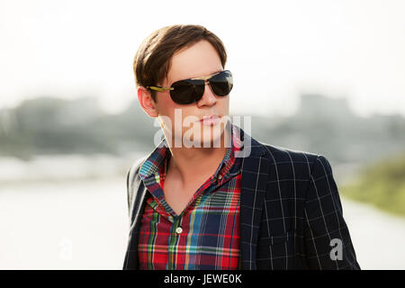 Portrait de jeune homme en plein air lunettes de mode Banque D'Images