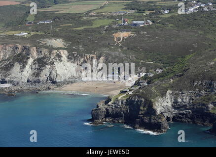 Regarder en arrière vers la plage et les falaises près de St.Agnes à Cornwall dans l'air Banque D'Images