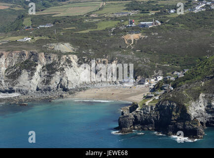 Regarder en arrière vers la plage et les falaises près de St.Agnes à Cornwall dans l'air Banque D'Images