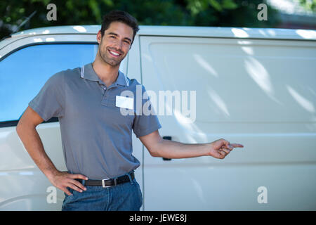 Happy man pointing at van Banque D'Images