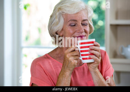 Senior woman having coffee at home Banque D'Images