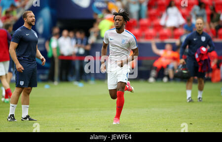 L'Angleterre Nathaniel Chalobah est surveillé par le personnel entraîneur avant le championnat d'Europe des moins de 21 de l'UEFA, demi-finale match à Stadion Miejski, Tychy. Banque D'Images