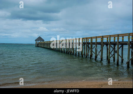 Longue jetée en bois, la Côte de Corail, Viti Levu, Fidji, Pacifique Sud Banque D'Images