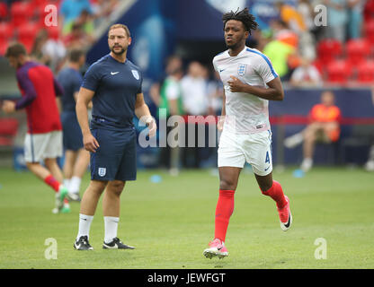 L'Angleterre Nathaniel Chalobah est surveillé par le personnel entraîneur avant le championnat d'Europe des moins de 21 de l'UEFA, demi-finale match à Stadion Miejski, Tychy. Banque D'Images