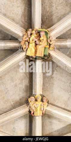 Jésus fait prisonnier et jugé par Pilate, représenté sur un bossage sculpté, peint sur le plafond de la nef à la Cathédrale chrétienne à Norwich, Norfolk Banque D'Images