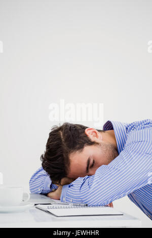 Businessman putting la tête vers le bas, sur 24 Banque D'Images
