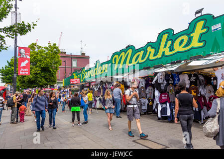 Les gens qui marchent dans la rue à Camden Market, Londres, UK Banque D'Images