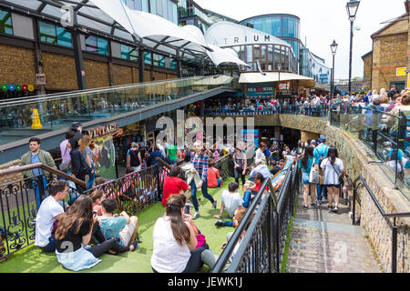 Les personnes bénéficiant du soleil à Camden Market sables dans le nord de Londres, UK Banque D'Images