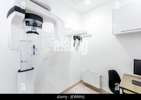 Clinique dentaire professionnel avec système céphalométrique numérique et panoramique Banque D'Images