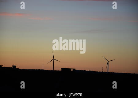 Une vue de la ville sur les silhouettes de moulins à vent au coucher du soleil Banque D'Images