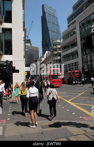 Gracechurch Street & Leadenhall building vue arrière de personnes à pied, bus rouge pendant l'été 2017 juin vague dans la ville de London UK KATHY DEWITT Banque D'Images