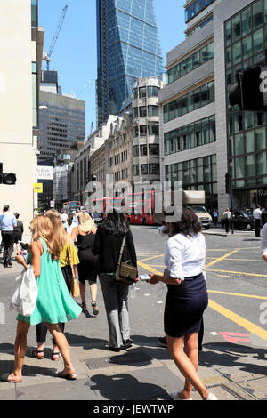 Les gens, les consommateurs, les travailleurs de bureau à marcher le long Gracechurch Street à l'heure du déjeuner pendant l'été 2017 juin vague dans la ville de London UK KATHY DEWITT Banque D'Images