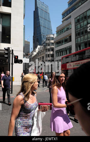 Les gens et les employés de bureau à marcher le long Gracechurch Street à l'heure du déjeuner pendant l'été 2017 juin vague dans la ville de London UK KATHY DEWITT Banque D'Images