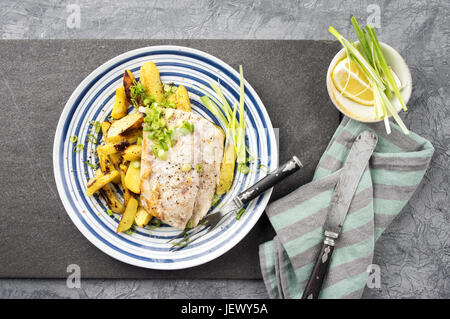 Filet de lieu noir avec des frites Banque D'Images