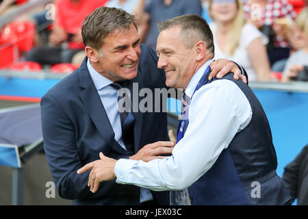 Tychy, Pologne. 27 Juin, 2017. L'entraîneur-chef allemand Stefan Kuntz entraîneur Aidy Boothroyd English accueille (R) au cours de la Men's U21 European Championship match de demi-finale entre l'Angleterre et l'Allemagne qui aura lieu au stade Miejski Tychy à Tychy, Pologne, 27 juin 2017. Photo : Jan Woitas/dpa-Zentralbild/dpa/Alamy Live News Banque D'Images