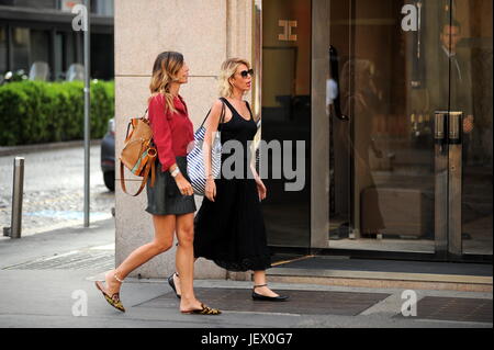 Milan, Alessia Marcuzzi apéritif dans le centre Alessia Marcuzzi surpris dans un restaurant du centre-ville alors que l'apéritif avec Alessandra Grillo, connu pour pr et planificateur de mariage. Ils quittent après environ 1 heures et demie et la tête de la borne de taxi à Via Manzoni, et après une attente de presque 10 minutes, enfin Alessia Marcuzzi et Alessandra Grillo obtenir sur un taxi et partir. Banque D'Images