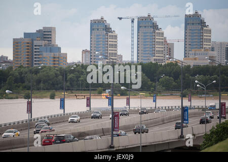 Kazan, Russie. 23 Juin, 2017. Photo d'immeubles de grande hauteur, la rivière Kazanka et d'une manière tenu à Kazan, Russie, 23 juin 2017. La ville le long de la Volga, avec environ 1,2 millions d'habitants - la 8e plus grande ville de la Russie, est située à environ 800 kilomètres à l'est de Moscou et est un centre important de l'Islam Russe et un vaste patrimoine culturel, économique, scientifique et plaque tournante du transport. Photo : Marius Becker/dpa/Alamy Live News Banque D'Images