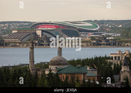 Kazan, Russie. 23 Juin, 2017. Photo de la Kazan Arena et la rivière Kazanka prises à Kazan, Russie, 23 juin 2017. La ville le long de la Volga, avec environ 1,2 millions d'habitants - la 8e plus grande ville de la Russie, est située à environ 800 kilomètres à l'est de Moscou et est un centre important de l'Islam Russe et un vaste patrimoine culturel, économique, scientifique et plaque tournante du transport. Photo : Marius Becker/dpa/Alamy Live News Banque D'Images