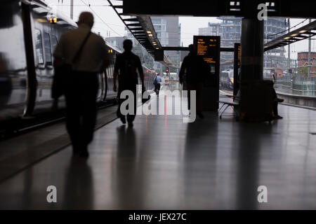 St Pancras, London, UK. Le mardi 27 juin 2017. Météo britannique. Commutors à St Pancras railway station brave forte pluie alors qu'ils se déplacent à la maison en fin de journée. Credit : Moulin Images/Alamy Live News Banque D'Images