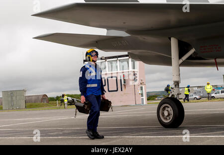 Médias officiels Affectation au RNAS Culdrose, Helston, Cornwall, UK. 27 Juin, 2017. Gestionnaire d'un aéronef sous l'aile d'une vie taille F35B Lightning II Jet avec l'expérience de travail sur le HMS Queen Elizabeth Crédit : Bob Sharples/Alamy Live News Banque D'Images