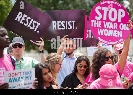 Washington, DC, USA. 27 Juin, 2017. Planned Parenthood partisans protestation devant le Capitole. Banque D'Images