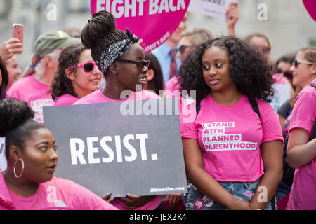 Washington, DC, USA. 27 Juin, 2017. Planned Parenthood partisans protestation devant le Capitole. Banque D'Images