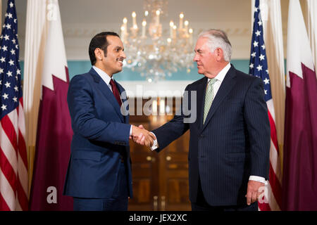 Washington, USA. 27 Juin, 2017. La secrétaire d'État des États-Unis, Rex Tillerson (R), serre la main avec le Ministre des affaires étrangères du Qatar, Sheikh Mohammed bin Abdulrahman Al-Thani au cours de leur réunion à Washington, DC, États-Unis, le 27 juin 2017. Credit : Ting Shen/Xinhua/Alamy Live News Banque D'Images