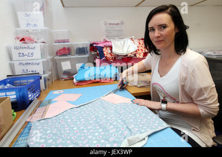 Wolfsburg, Allemagne. 14 Juin, 2017. Anna-Lena Behrens des elfes Wolfsburg coud des vêtements enfants à Wolfsburg, Allemagne, 14 juin 2017. Lorsque les parents pleurent la mort précoce d'un enfant ou la peur pour la vie d'un bébé, le 'Elfes Wolfsburg' sont là pour vous aider. Photo : Boris Baschin/dpa/Alamy Live News Banque D'Images